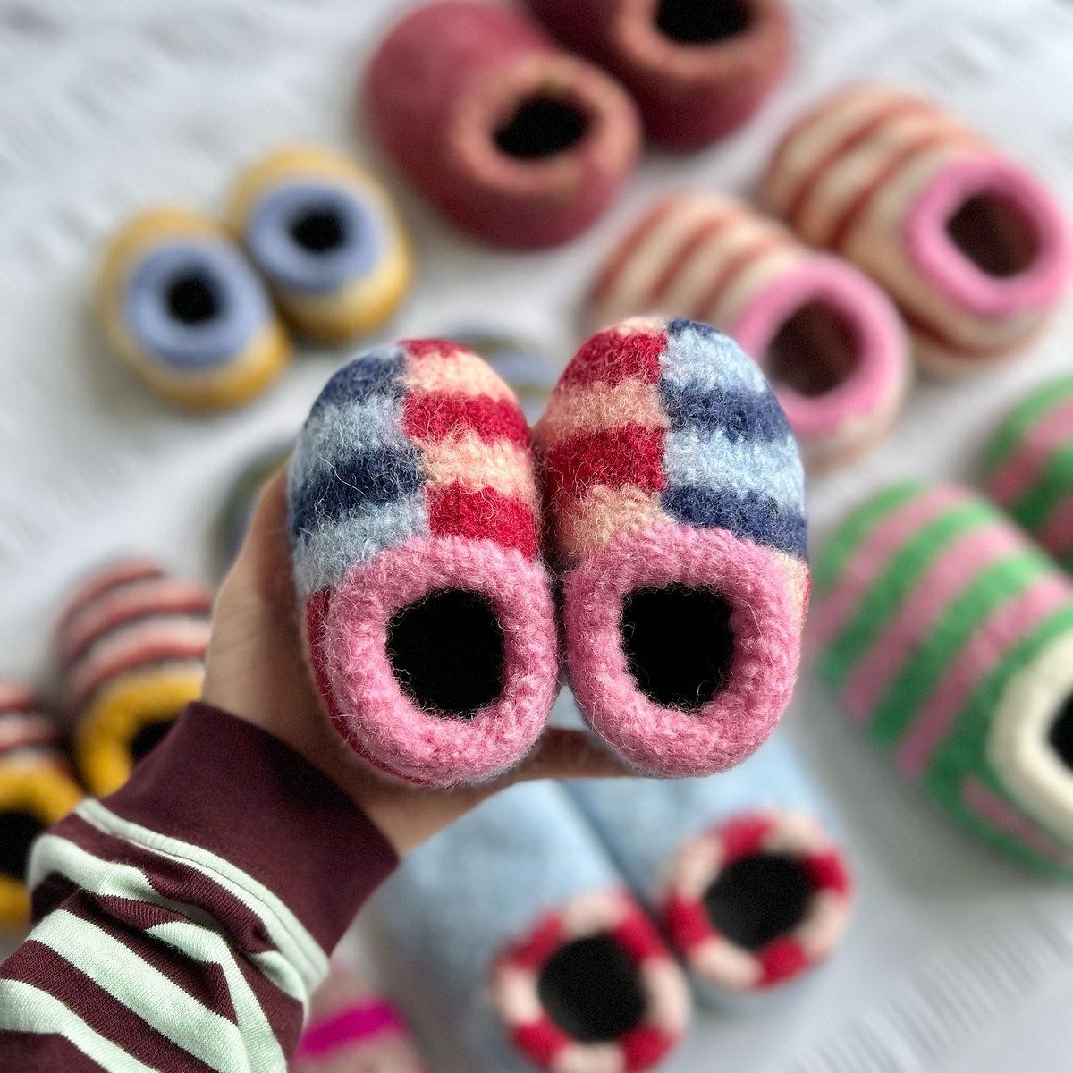 Связанные спицами и свалянные детские тапочки Sailor Slippers Junior