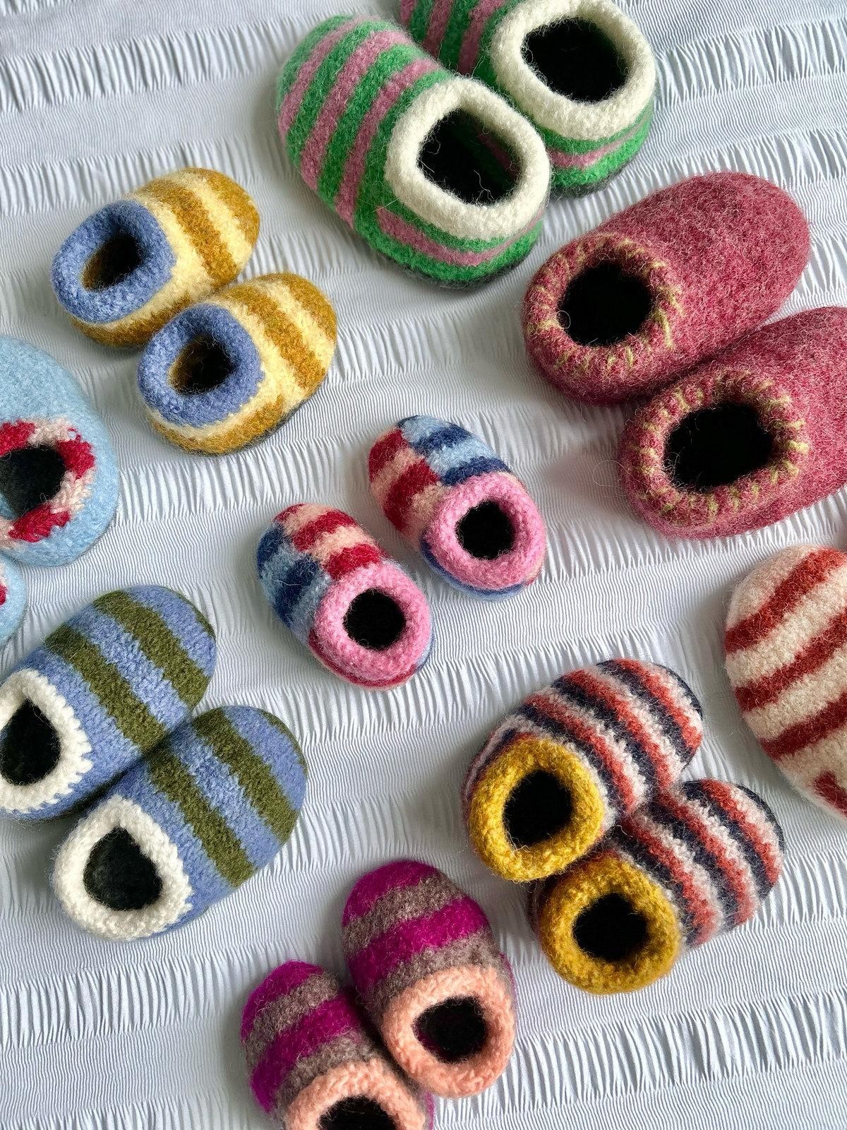 Свалянные вязаные тапочки спицами для малышей и детей