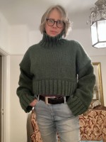 Короткий свитер из толстой пряжи