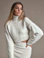 Короткий женский свитер