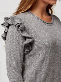 Пуловер с рюшами детали
