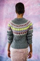 Пуловер с жаккардовой кокеткой и аранами вид сзади