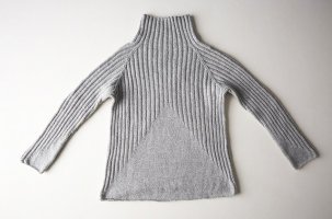 Пуловер резинкой спицами, вид спереди