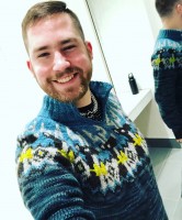 Вязаный мужской свитер спицами