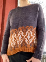 Вязаный спицами пуловер с жаккардовым узором