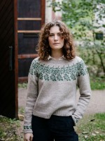 Вязаный спицами пуловер с дубовыми листьями