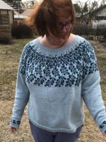 Вязаный пуловер с дубовыми листиками