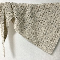 Вязаная спицами шаль с плетённым узором