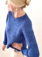 Женский пуловер с необычной конструкцией