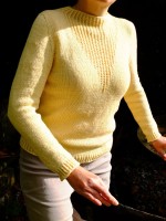 Вязаный спицами пуловер