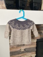 Детский пуловер спицами с круглой кокеткой