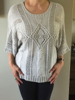 Женский пуловер с ажурными косами