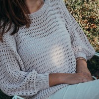 Вязаный спицами пуловер из хлопка