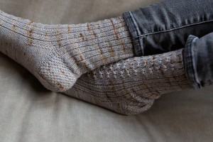 Вязаные спицами носки с квадратной пяткой