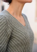 Вязаный спицами пуловер с v-образной горловиной