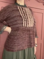 Вязаный пуловер с рюшами