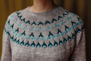 Вязаный спицами пуловер с круглой кокеткой
