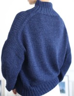 Вязаный спицами свитер с японским плечом