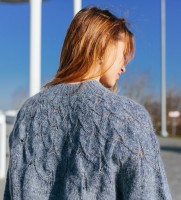 Вязаный спицами пуловер с ажурной кокеткой