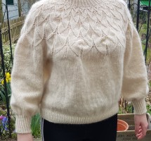 Вязаный спицами пуловер с ажурной кокеткой