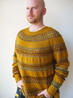 Вязаный спицами пуловер с узором из снятых петель