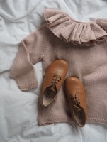 Вязаный спицами детский пуловер с рюшей