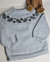 Вязаный спицами детский пуловер с жаккардом