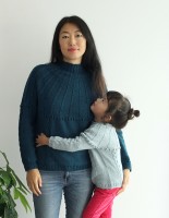 Вязаный спицами детский пуловер