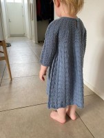 Детское платье спицами