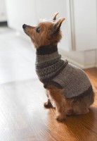 Вязаный спицами свитер для собаки