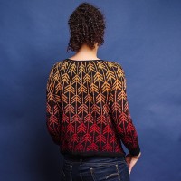 Женский пуловер с жаккардовыми узорами спицами