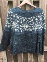 Вязаный пуловер со снежинками