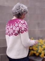 Вязаный спицами пуловер с цветами