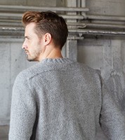 Вязаный спицами мужской пуловер с рукавами погон