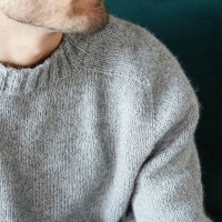 Вязаный спицами мужской пуловер с рукавами погон