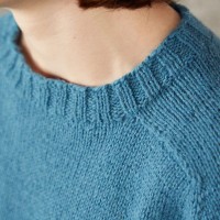 Мужской пуловер спицами с рукавами погон