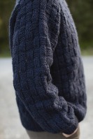 Вязаный спицами мужской пуловер