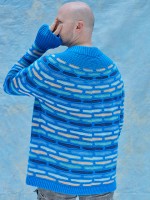 Вязаный спицами пуловер с кирпичиками