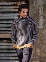 Вязаный спицами мужской свитер в полоску