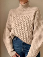 Вязаный спицами свитер с вафельным узором