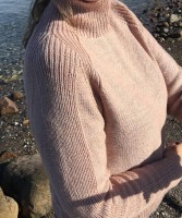 Вязаный спицами свитер с рукавом реглан