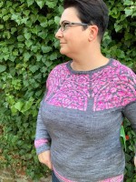 Женский пуловер с жаккардовой кокеткой спицами