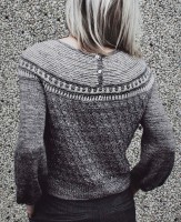 Вязаный спицами женский пуловер сверху 