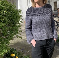 Женский пуловер спицами с гибридной кокеткой