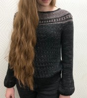 женский пуловер спицами с гибридной кокеткой
