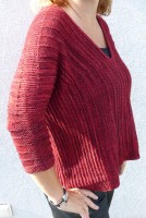 Женский пуловер вязаный поперек