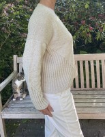 Женский пуловер оверсайз спицами с v-образным вырезом