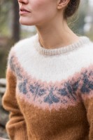 Вязаный женский пуловер спицами