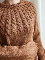 Вязаный спицами свитер с косами
