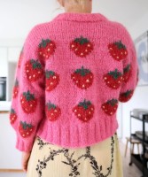 Вязаный пуловер с большой клубникой